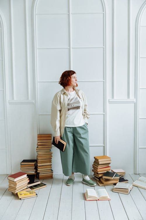 Darmowe zdjęcie z galerii z kobieta, książki, na stojąco