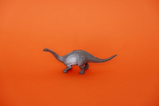 Illustration av en jättelik sauropod vid en byggarbetsplats