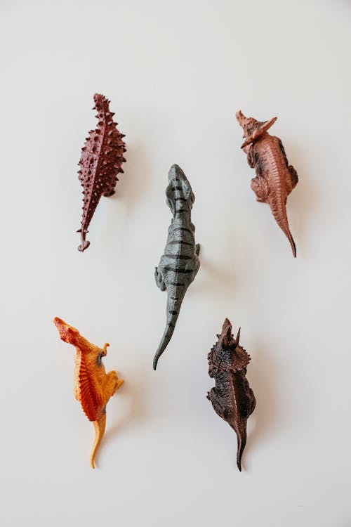 Darmowe zdjęcie z galerii z białe tło, dinozaury, figurki