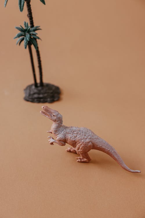 Darmowe zdjęcie z galerii z beżowe tło, dinozaur, figurka