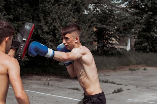 Fotos de stock gratuitas de boxeador, boxeando, dar un puñetazo