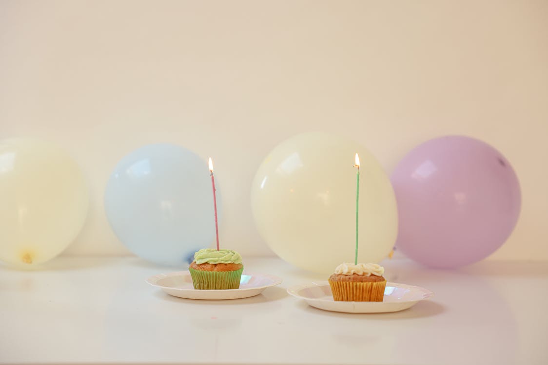 aydınlatılmış, balonlar, cupcake'ler içeren Ücretsiz stok fotoğraf