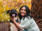 Mujer acompañada de su perro