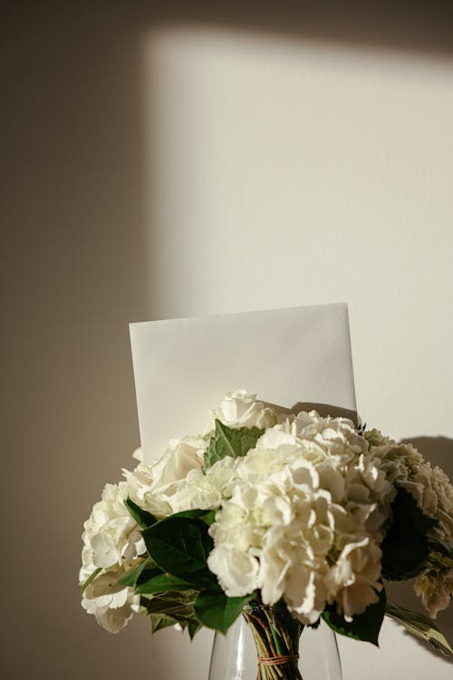 Бесплатное стоковое фото с белые цветы, вертикальный выстрел, игральная карта