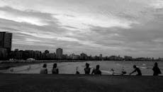 在巴西博凯朗，人们可以欣赏海滩景观和城市天际线的剪影