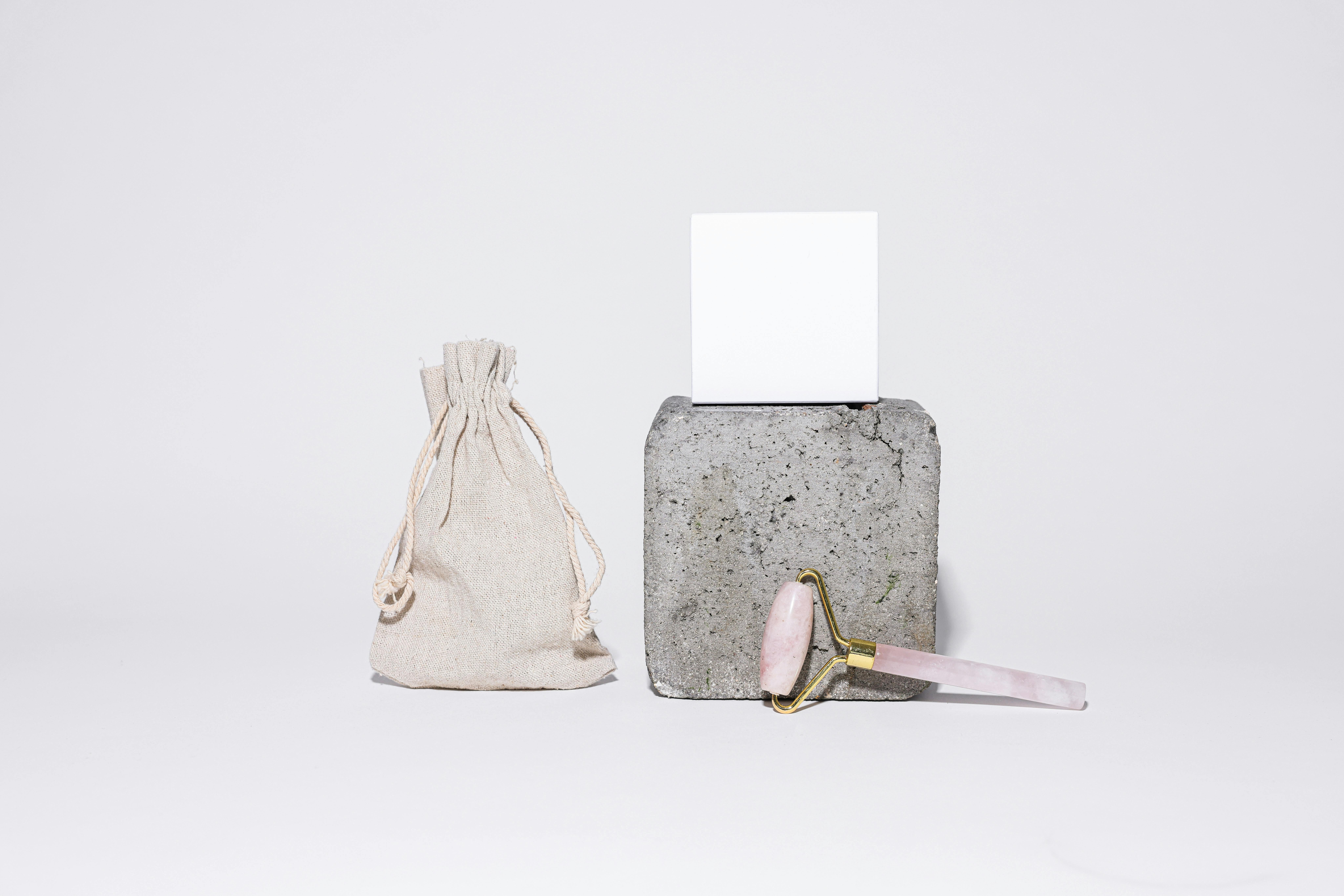 Detail eines geöffneten Rollladenkastens mit eingelegter Dämmung, sauber zugeschnitten und ohne Behinderung des Rollladens