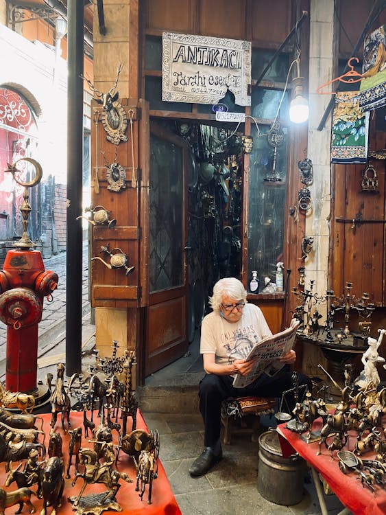 Foto profissional grátis de cadeira, demonstrado, dentro de casa