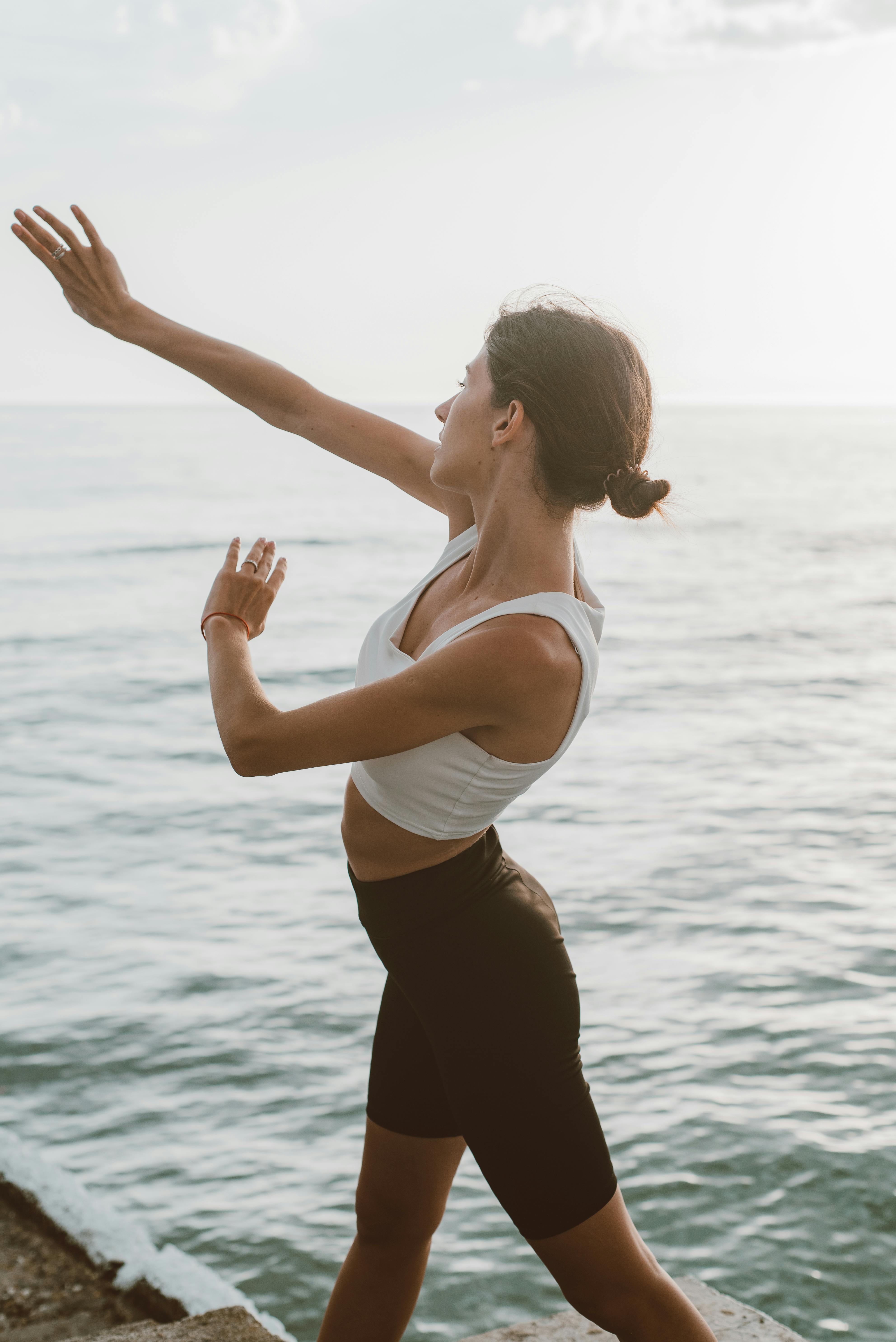 一名女子在海边练习瑜伽，捕捉到一种活跃而宁静的生活方式