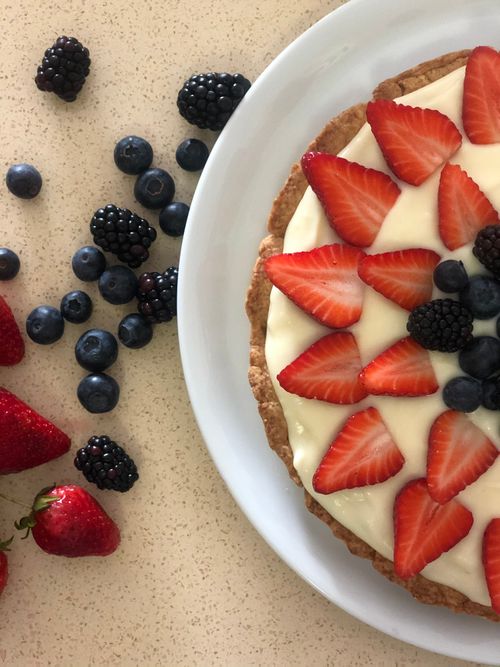 Free A vibrant tart topped with fresh strawberries, blueberries, and blackberries. Stock Photo