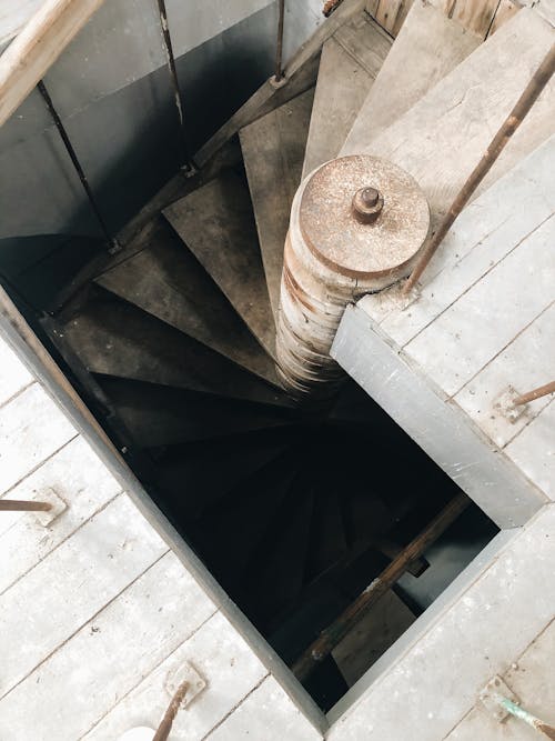 Wooden Spiral Staircase without Handrails