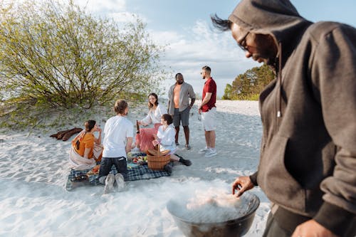 Foto profissional grátis de amigos, amizade, areia