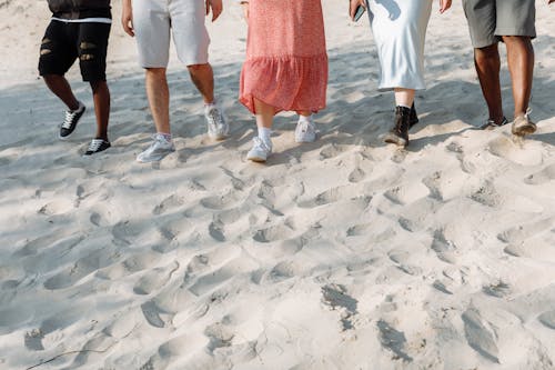 Foto profissional grátis de andando, areia, calçados