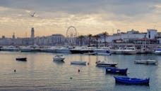 海岸场景以城市天际线和摩天轮为特色，船只停靠在港口