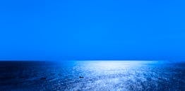 在挪威充满活力的蓝天下，乘船欣赏迷人的海景