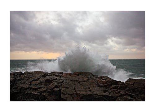 Immagine gratuita di onde che si infrangono, sole della sera, sul mare