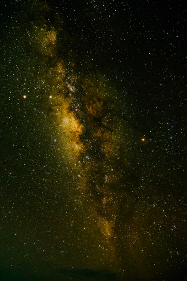 Explore a vista deslumbrante da galáxia Via Láctea com um vibrante fundo estrelado capturado durante uma noite clara.
