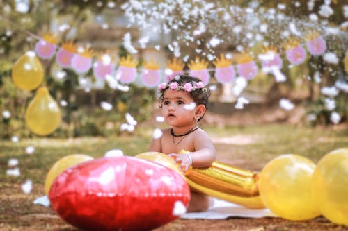 Ilmainen kuvapankkikuva tunnisteilla ilmapallot, intialainen lapsi, kukkaseppele