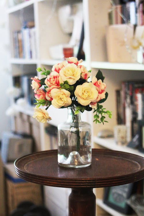 테이블에서 투명 유리 꽃병에 꽃잎 꽃 배열