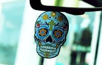 车内悬挂着色彩缤纷的糖制头骨装饰，象征着亡灵节