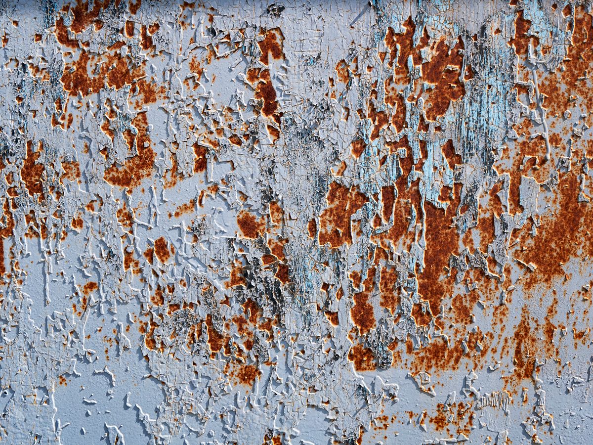 Pintura descascarillada sobre metal antes del decapado láser