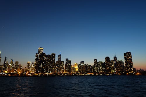 gratis Skyline Van De Stad Tijdens De Nacht Stockfoto