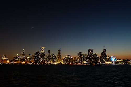 Панорамный вид на освещенный город ночью