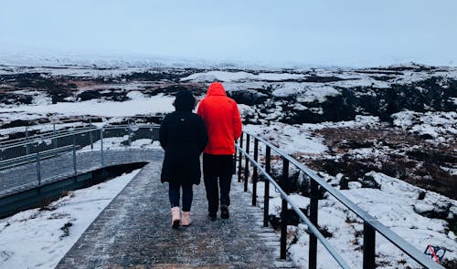 Duas Pessoas Vestindo Jaquetas De Inverno Pretas E Vermelhas