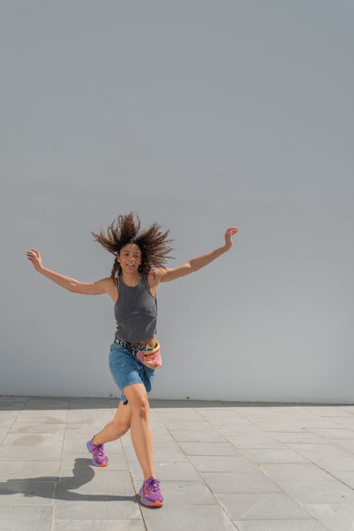Gratis Fotos de stock gratuitas de bailando, bailar, cabello volando Foto de stock