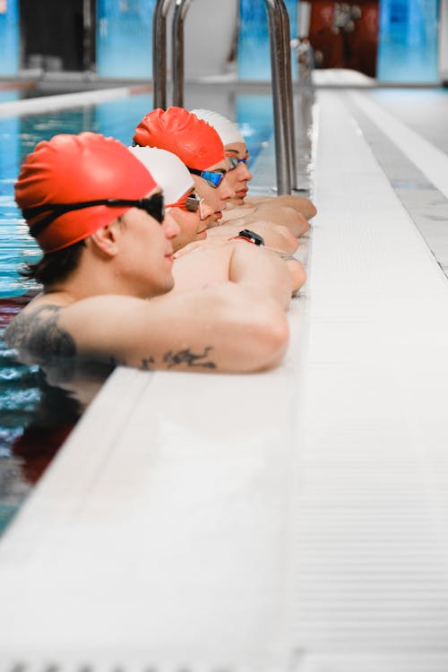 Photo libre de droit de Femme Dans Une Piscine Avec Un Bonnet De