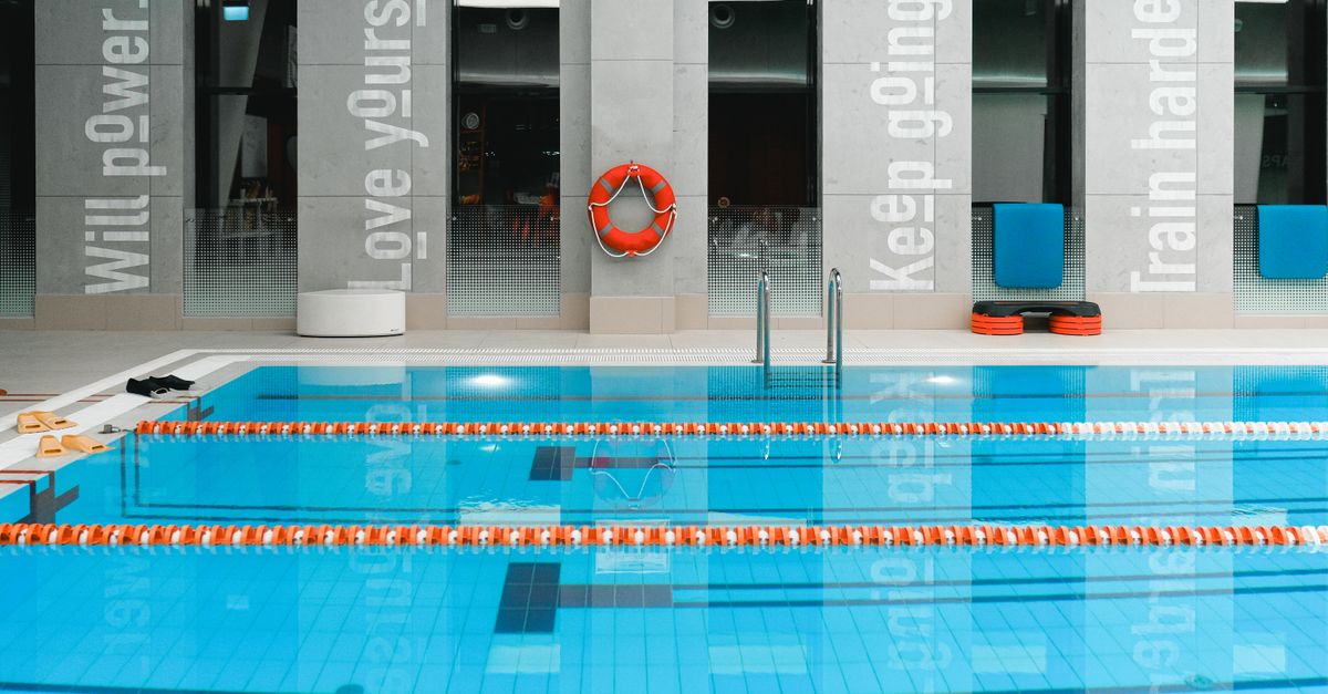 Bir plajda cankurtaran kulesi ve denize girişi işaretleyen bayrak