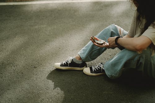 Foto d'estoc gratuïta de adolescent, calçat esportiu, cames