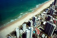 从空中俯瞰黄金海岸，蔚蓝的海洋和沙滩尽收眼底，景色令人惊叹