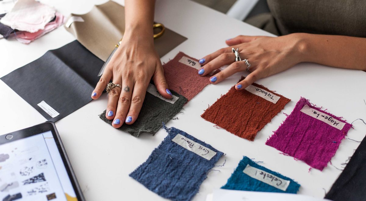 Personne sélectionnant une couleur de tissu pour personnaliser un tablier de cuisine
