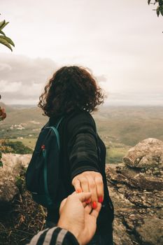 在巴西圣多美达斯莱特拉斯，一名妇女在登山途中带路，并展示沿途风景