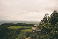 在柔和的天空下，探索巴西圣多美达斯莱特拉斯郁郁葱葱的绿化和岩石地形