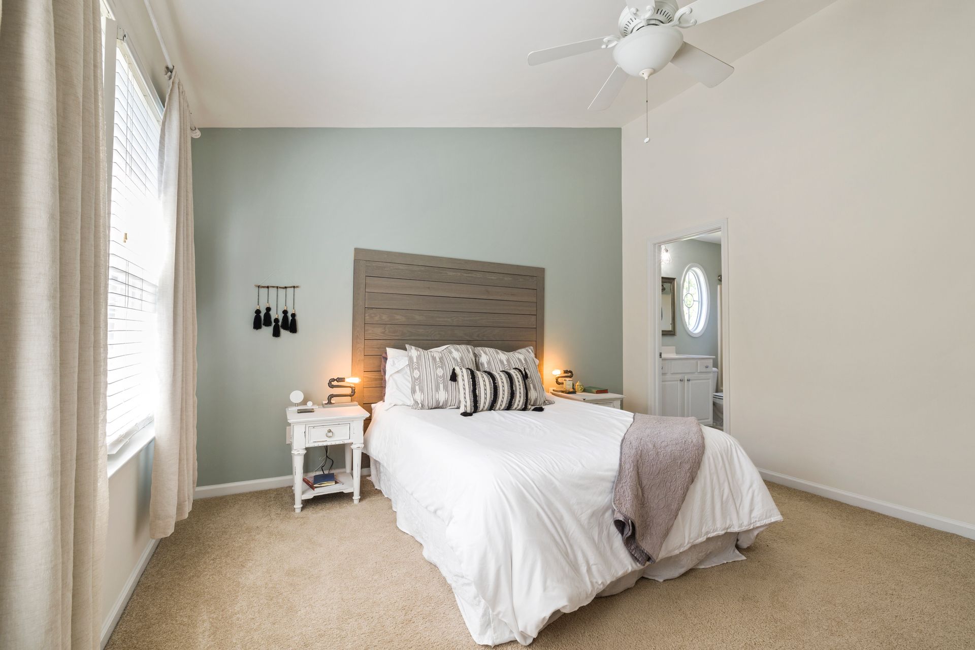 A Bedroom With a Ceiling Fan