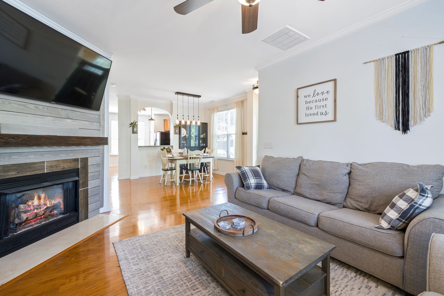 Open apartment living and dining space with calm walls, coordinated furniture and clear sightlines