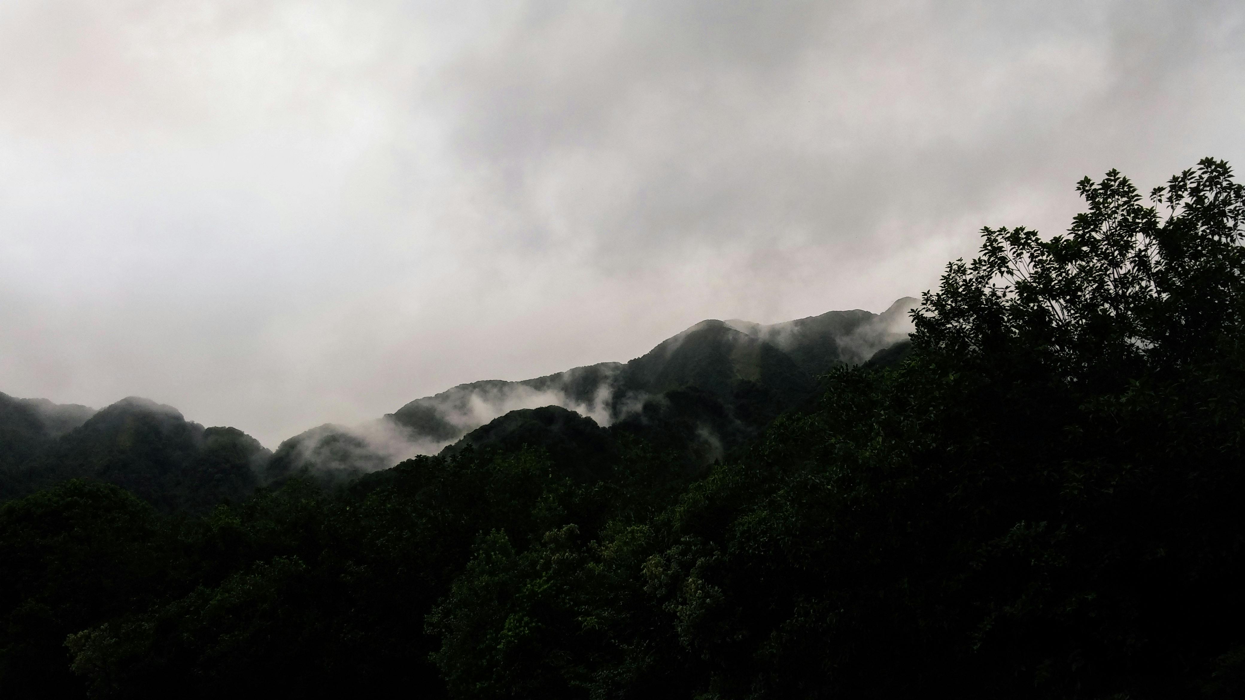 在壮丽的天空下，探索新西兰薄雾山脉的宁静