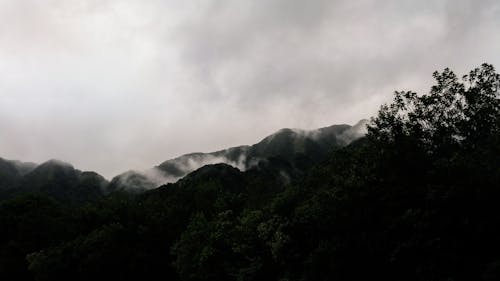 Gratis Fotografi Gunung Sudut Rendah Foto Stok