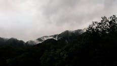 在壮丽的天空下，探索新西兰薄雾山脉的宁静