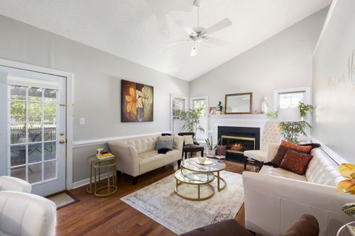 Free Stylish living room interior design with modern furnishings, natural light, and cozy decor. Stock Photo