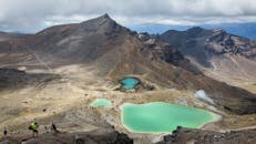 从空中俯瞰汤加里罗阿尔卑斯山交汇处，翠绿的湖泊与崎岖的山脉尽收眼底，景色令人惊叹