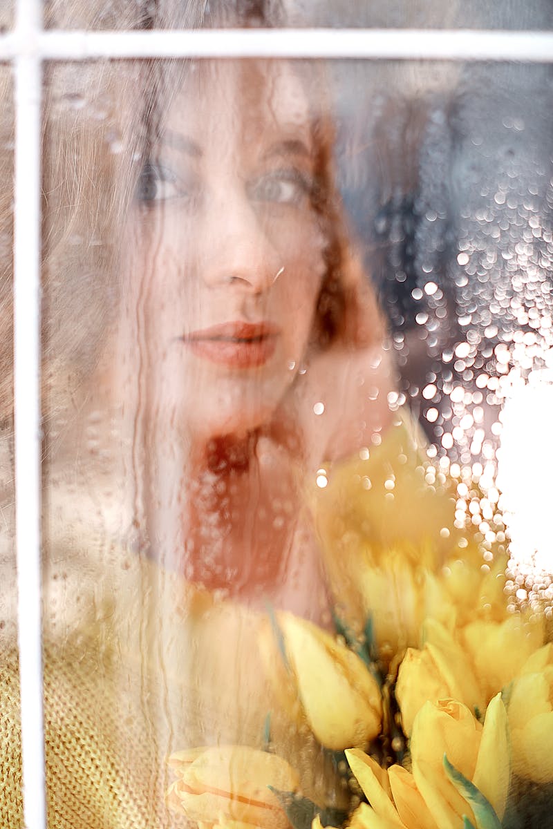 Echipament de drumeție și geocaching așezat pe o piatră