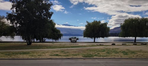 Безкоштовне стокове фото на тему «автомобіль, вода, гора»