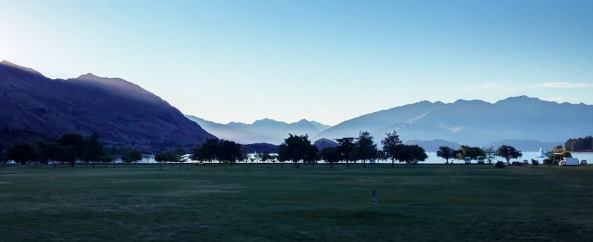 新西兰皇后镇的宁静风景以山、湖和树木为特色