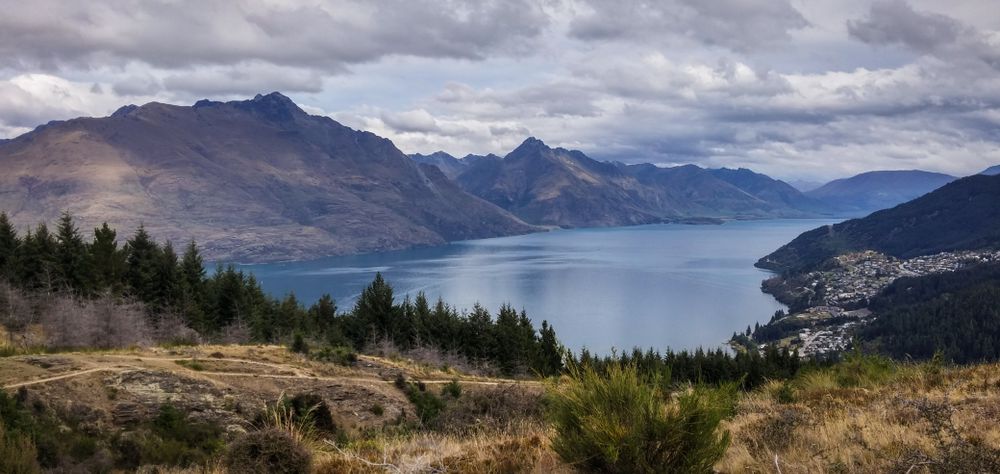 Vista panorámica de Lake Wakatipu desde lo alto con The Remarkables y Queenstown
