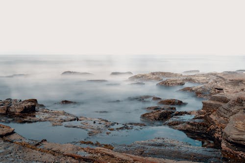 Foto profissional grátis de beira-mar, costa rochosa, exposição longa