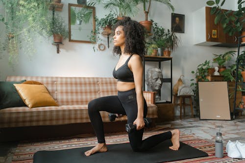 Een Vrouw Die Met Dumbbells Traint