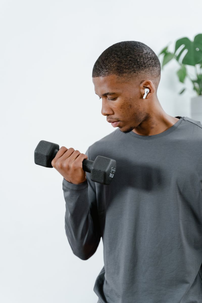 Homme en plein entraînement de force