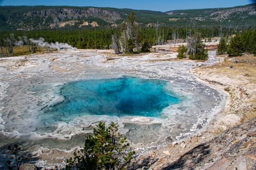 Free A vibrant turquoise hot spring in Yellowstone National Park, captured in vivid detail. Stock Photo